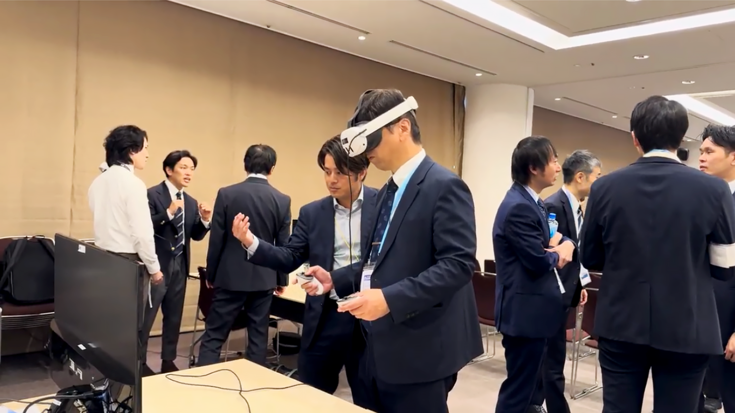 ハンズオン体験でVRゴーグルを装着する参加者