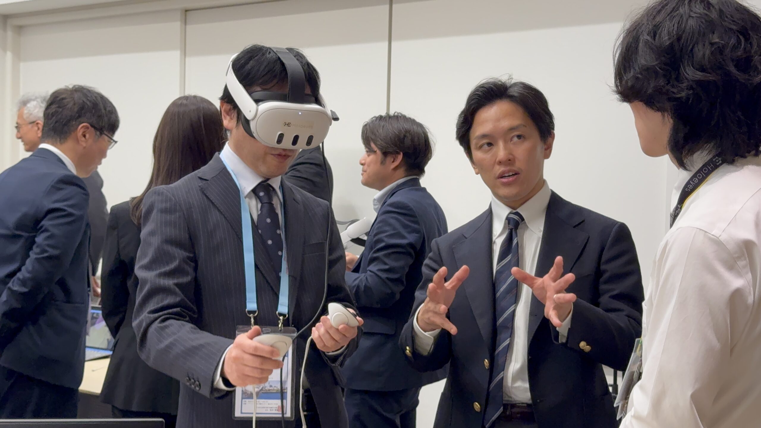 ハンズオン体験でVRゴーグルを装着する参加者